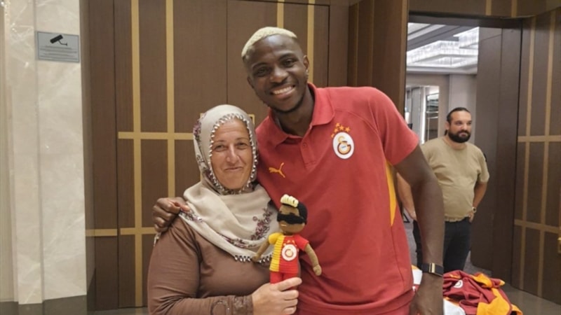 Neslihan teyze Victor Osimhen ile bir araya geldi