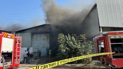 Manisa'da çıkan yangında iki iş yeri zarar gördü