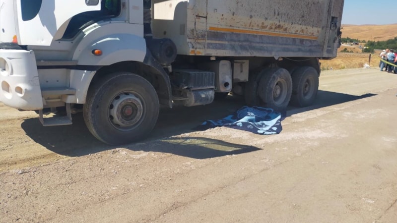 Sivas'ta işçi kamyonun altında kaldı