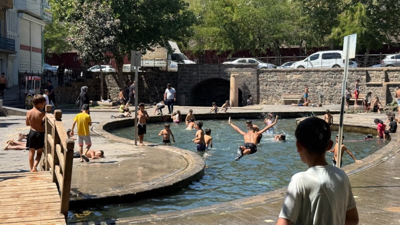 Diyarbakır'da termometreler 40 dereceyi gösterirken çocuklar, süs havuzunda serinliyor