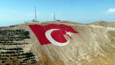 Türkiye’nin en büyük bayrağı Kahramanmaraş dağlarına işleniyor