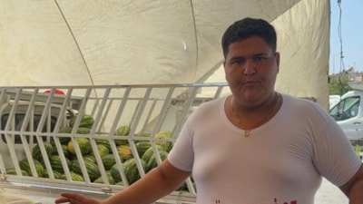 Antalya'da yetiştirdiği karpuzları göbek atarak satıyor