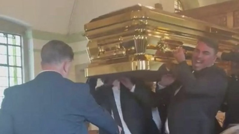 İngiltere'de Roman Kral milyon dolarlık altın tabutla gömüldü