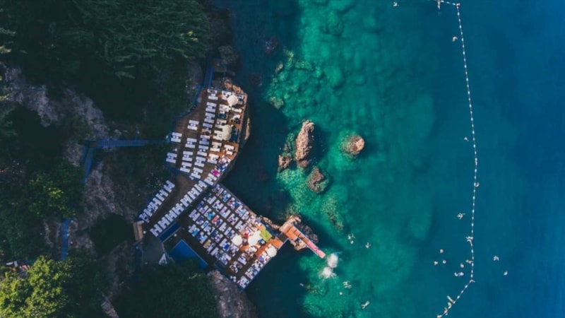 Antalya'nın mavi bayraklı falez plajlarına ziyaretçi akını