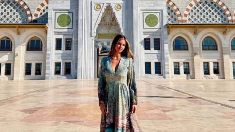 China Suarez'den Çamlıca Camii'ne ziyaret