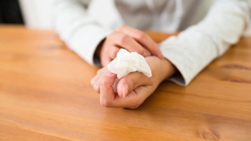 Avuç içi terlemesi hangi hastalığın belirtisi? Uzmanlar uyarıyor!