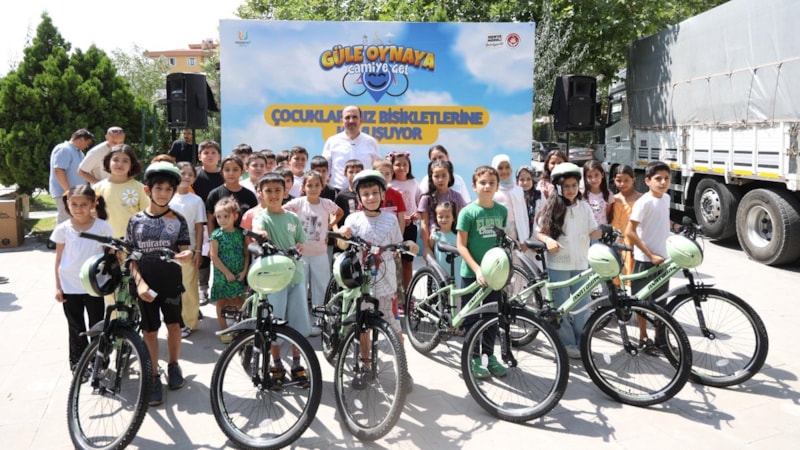 Uğur İbrahim Altay 'Güle Oynaya Camiye Gel' projesinde çocukların sevincine eşlik etti