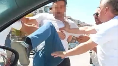 Ankara'da dolmuş şoförü tartıştığı sürücünün otomobilini tekmeledi