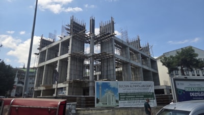 Bursa'da cami inşaatından düşen işçi yaşamını yitirdi