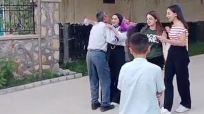 Muş'ta babasının sınav çıkışı çiçeklerle karşıladığı Çimen, üniversiteyi kazandı