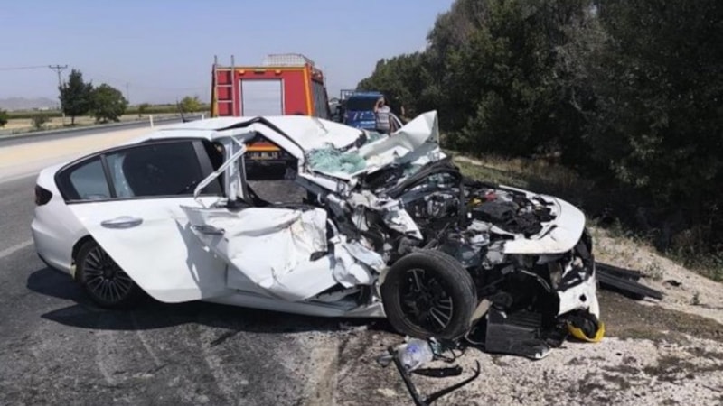 Konya'da otomobil kamyonetle çarpıştı: 1 ölü, 5 yaralı