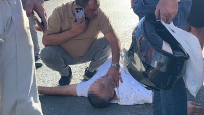 İstanbul'da baygınlık geçiren taksicinin yardımına vatandaş koştu