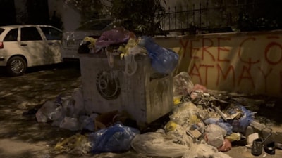 İstanbul Kartal'da sokaklar çöple doldu