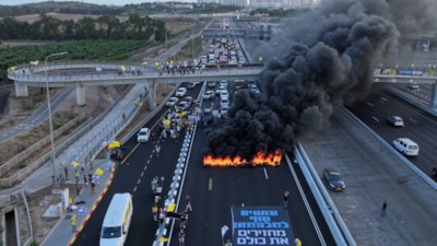 İsrailliler Tel Aviv'de esirelerin geri getirilmesi için protesto düzenledi