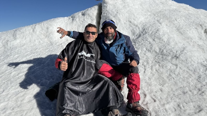 Ağrı Dağı zirvesinde sıra dışı tıraş