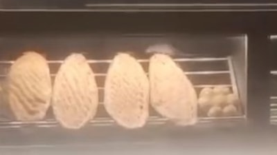 Elazığ'da tepki çeken görüntü: Fare tezgahtaki ekmeklerin üzerinde gezdi