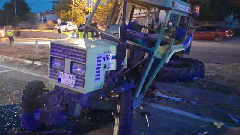 Samsun'daki kazada otomobil ile traktör çarpıştı