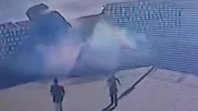 Yozgat'ta otomobil okulun bahçesine uçtu