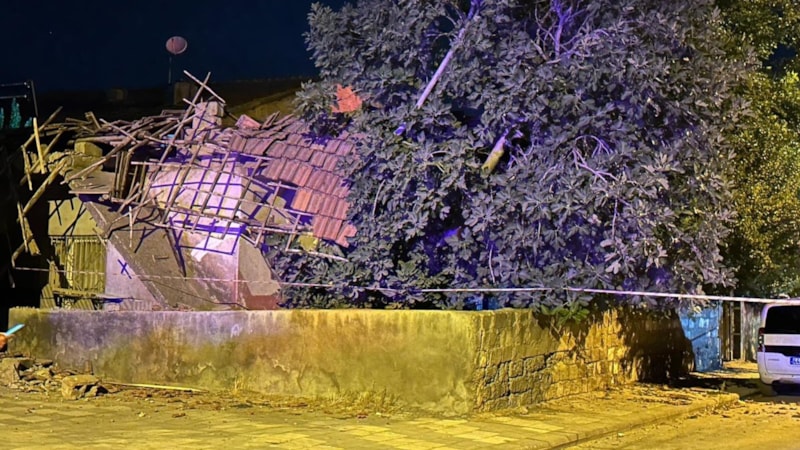 Malatya'da anne ve kızı çöken çatıdan son anda kurtuldu