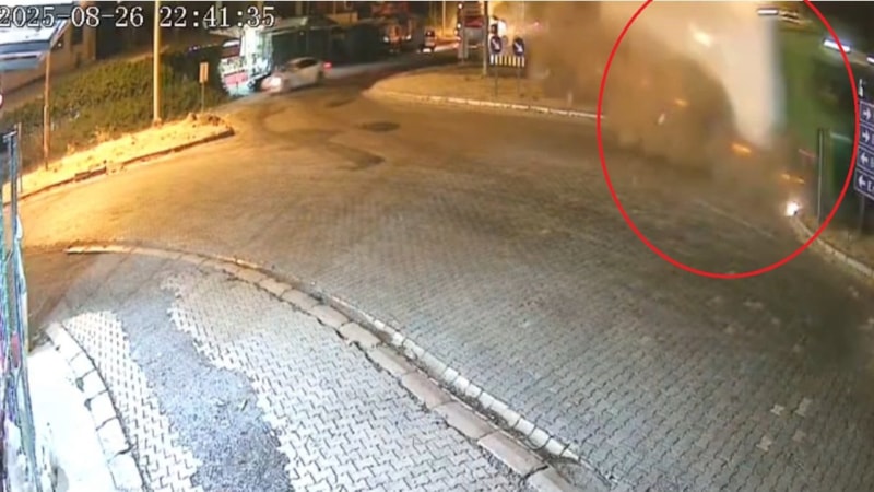 Elazığ'da freni boşalan tır, sürücünün manevrasıyla refüje çıktı