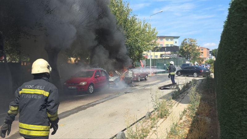 Kocaeli'de park halindeki 2 araçta yangın