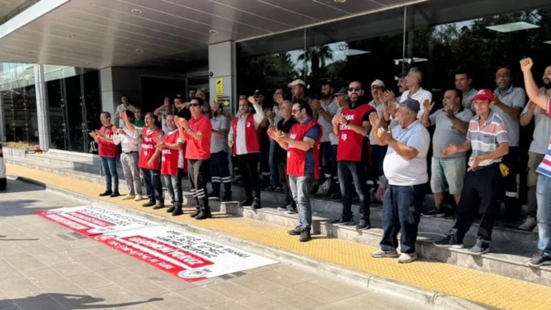 CHP'li Karşıyaka Belediyesi'nde işçiler ve memurların grevi devam ediyor