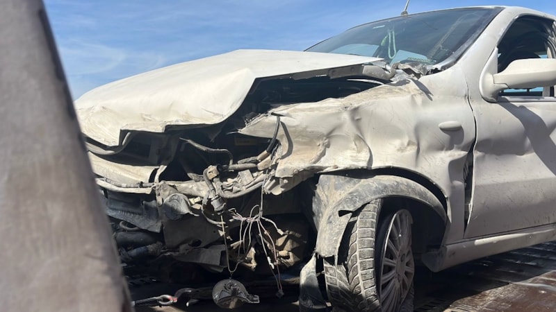 Kocaeli'deki kazada otomobil bariyerlere çarptı