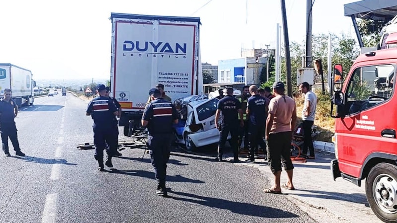Manisa'da tıra çarpan otomobildeki kuzenler can verdi