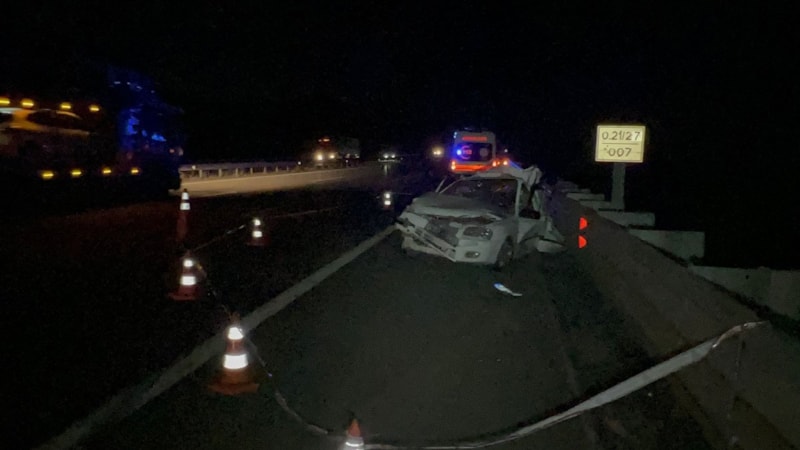 Niğde'de emniyet şeridinde bekleyen otomobile tır çarptı: 3 ölü