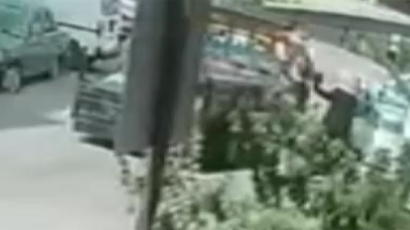 İstanbul Beyoğlu'nda seyyar satıcı tartıştığı müşteriye aracıyla çarptı