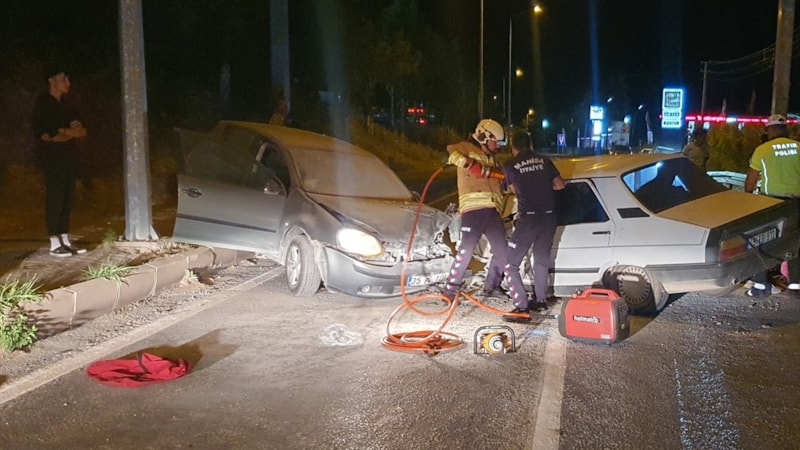Manisa'da 2 otomobil çarpıştı: 7 yaralı