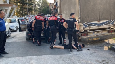 Eskişehir'de 'dur' ihtarına uymayan sürücü polisten kaçarken camdan hassas terazi attı