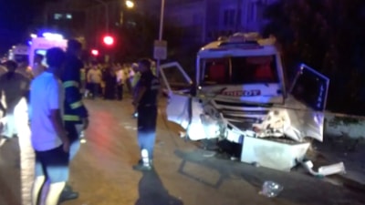 Aydın'da minibüs ile otomobil çarpıştı, 11 kişi yaralandı: Kopan kulağı aradılar