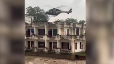 Hindistan'da nehir kenarındaki bina, tahliye sırasında yıkıldı