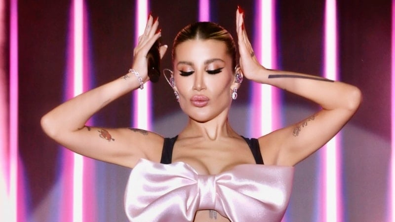 Şarkıcı İrem Derici yine hastanelik oldu! Başına dikiş atıldı