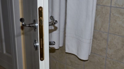 Otelde bu yüzden kapı kolunun üzerine havlu asmalısınız