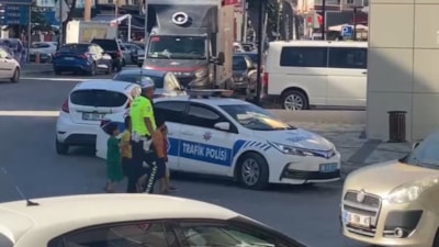 Ankara'da trafik polisi, 4 çocuğu yolun karşısına geçirdi