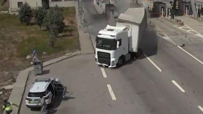 İstanbul Çekmeköy'de tırın jandarma aracına çarptığı kazada 5 kişi yaralandı