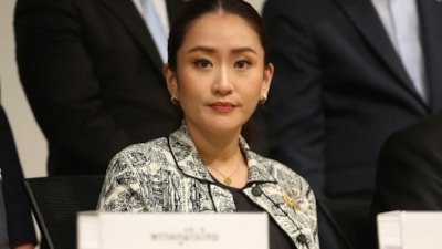 Tayland'da başbakan görevden azledildi