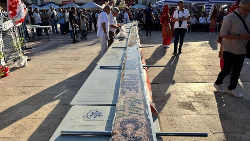 Aydın'da 13 metre 20 santimetre uzunluğunda pide yapıldı