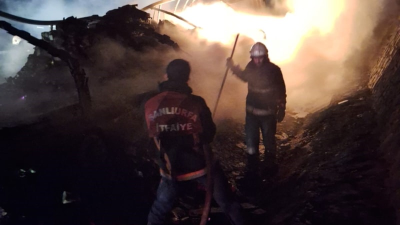 Şanlıurfa'da alev alev yanan tır hurda yığınına döndü