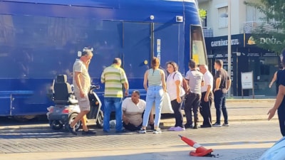 Antalya'da engelli vatandaş akülü aracıyla tramvaya çarptı