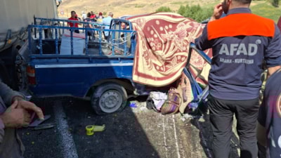 Hakkari'de kamyonet ile tırın çarpıştığı kazada 4 kişi hayatını kaybetti