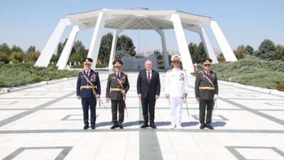 Milli Savunma Bakanı Güler'den Devlet Mezarlığı'na ziyaret