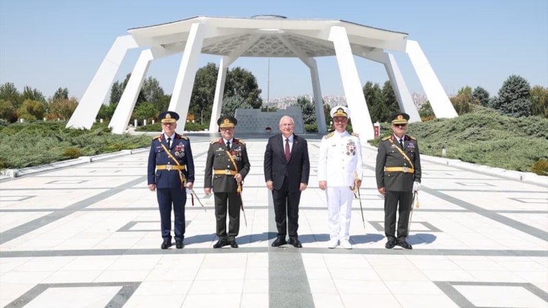 Milli Savunma Bakanı Güler'den Devlet Mezarlığı'na ziyaret