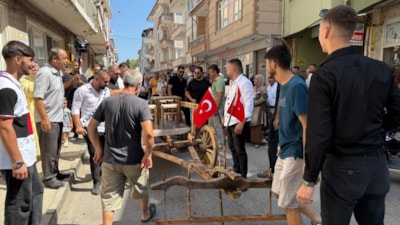 Bursa'da ilginç düğün geleneği: Arkadaşları öküz arabası hazırlattı