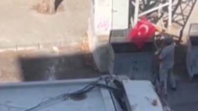 Burdur'da temizlik işçisinin bayrak hassasiyeti takdir topladı