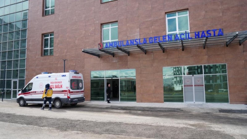 Niğde'de su dolu kovaya düşen bebek can verdi