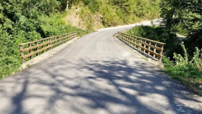 Almanya’dan Sinop’a geldiler: Gurbetçiler köylerinde paslanan köprü korkuluklarını onardı