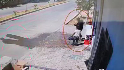 Mardin'de oğluna hırsızlık yaptırdığı anlar kamerada